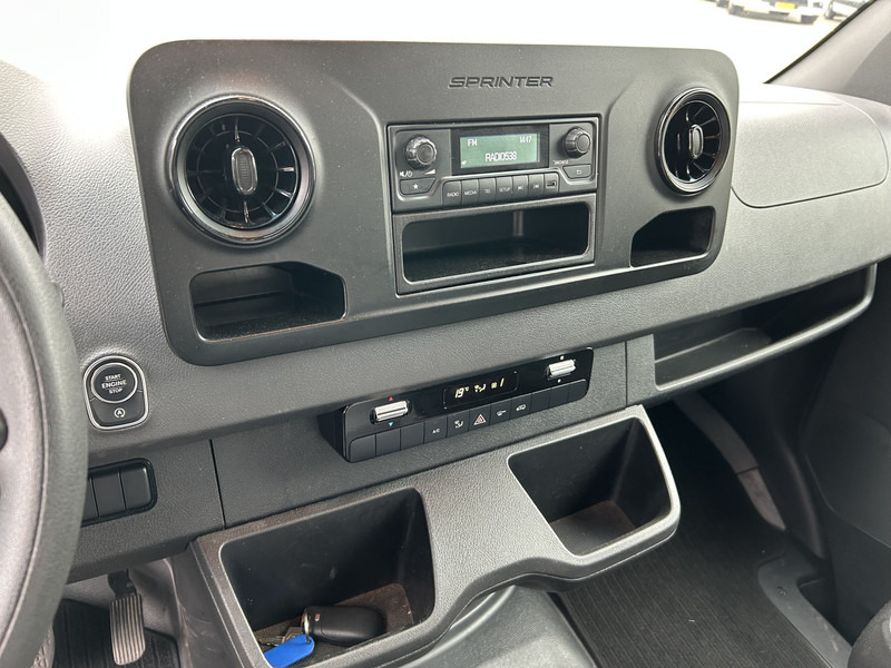 Mercedes-Benz Sprinter 515 1.9 CDI / 126 dkm / Box 4.4 mtr / Laadklep / APK 07-26 - Carrinha de contentor: foto 5 Mercedes-Benz Sprinter 515 1.9 CDI / 126 dkm / Box 4.4 mtr / Laadklep / APK 07-26 - Carrinha de contentor: foto 5