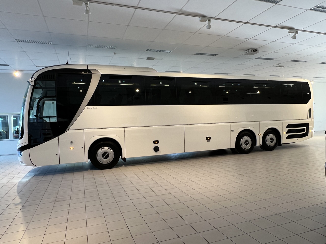 MAN Lions Coach R08 Euro 6E (Dark Edition) - Autocarro: foto 4 MAN Lions Coach R08 Euro 6E (Dark Edition) - Autocarro: foto 4