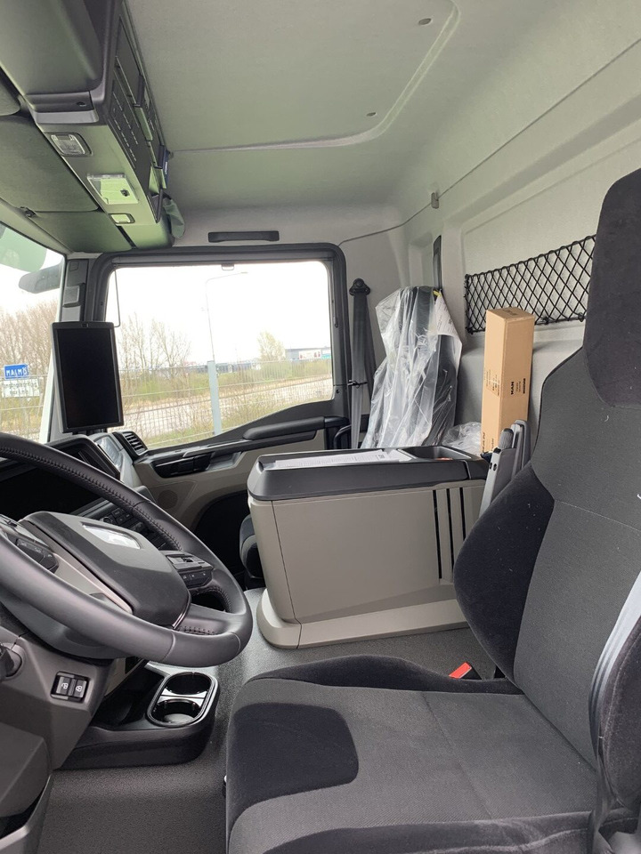 TGM 18.290 4×2 LL Skåp Öppningsbar sida - Camião furgão: foto 4 TGM 18.290 4×2 LL Skåp Öppningsbar sida - Camião furgão: foto 4