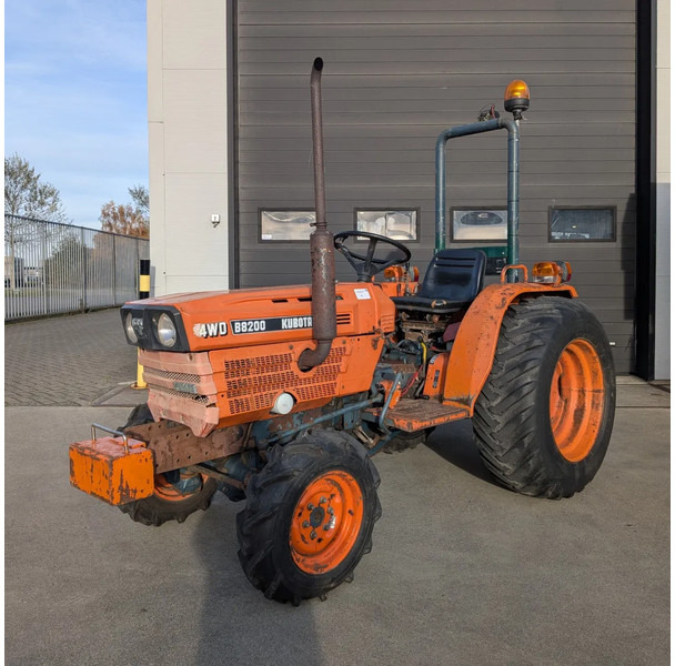 Kubota B8200 D8200 - Trator: foto 1 Kubota B8200 D8200 - Trator: foto 1