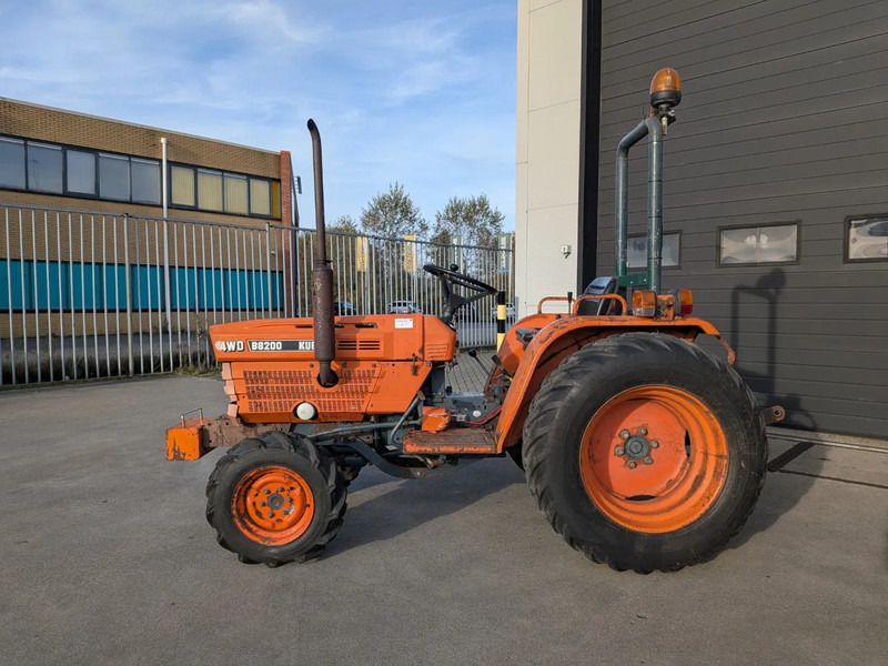Kubota B8200 D8200 - Trator: foto 2 Kubota B8200 D8200 - Trator: foto 2