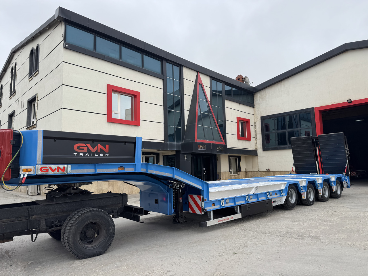 GVN Trailer 4 AXLE LOWBED WITH WHEEL RECESSES - Semi-reboque baixa: foto 2 GVN Trailer 4 AXLE LOWBED WITH WHEEL RECESSES - Semi-reboque baixa: foto 2