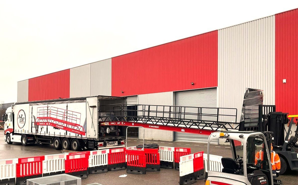 **RENTAL** Loading Ramp with with hydraulic tilting bridge - AZ RAMP - STAR- 8T. 8 ton capacity - Rampa de carregamento: foto 3 **RENTAL** Loading Ramp with with hydraulic tilting bridge - AZ RAMP - STAR- 8T. 8 ton capacity - Rampa de carregamento: foto 3