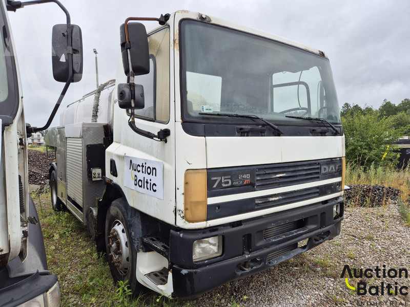 DAF with tank - Camião cisterna: foto 3 DAF with tank - Camião cisterna: foto 3