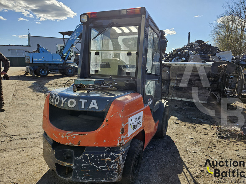Toyota E 811 - Empilhador a diesel: foto 3 Toyota E 811 - Empilhador a diesel: foto 3
