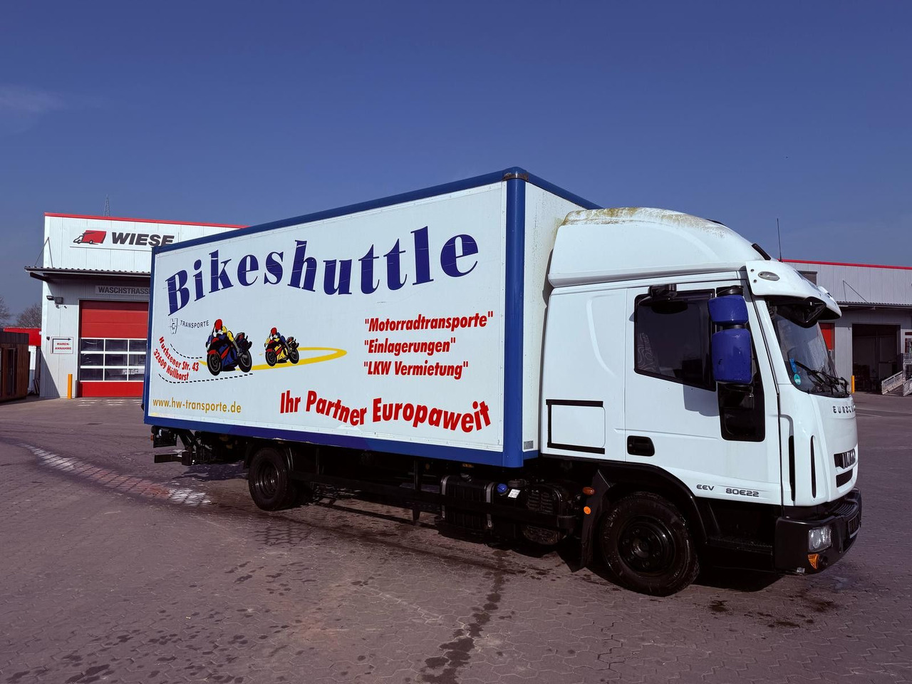 Iveco EEV 80E22 EuroCargo Koffer mit Ladebordwand 1T - Camião furgão: foto 1 Iveco EEV 80E22 EuroCargo Koffer mit Ladebordwand 1T - Camião furgão: foto 1