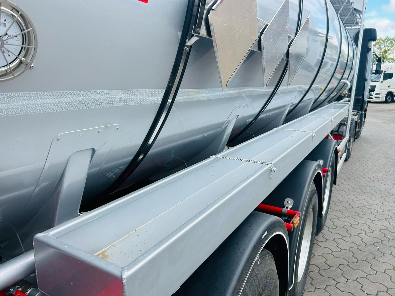 Kässbohrer STS.SS Edelstahl Tankauflieger Bitumen 32m³ - Semi-reboque cisterna: foto 4 Kässbohrer STS.SS Edelstahl Tankauflieger Bitumen 32m³ - Semi-reboque cisterna: foto 4