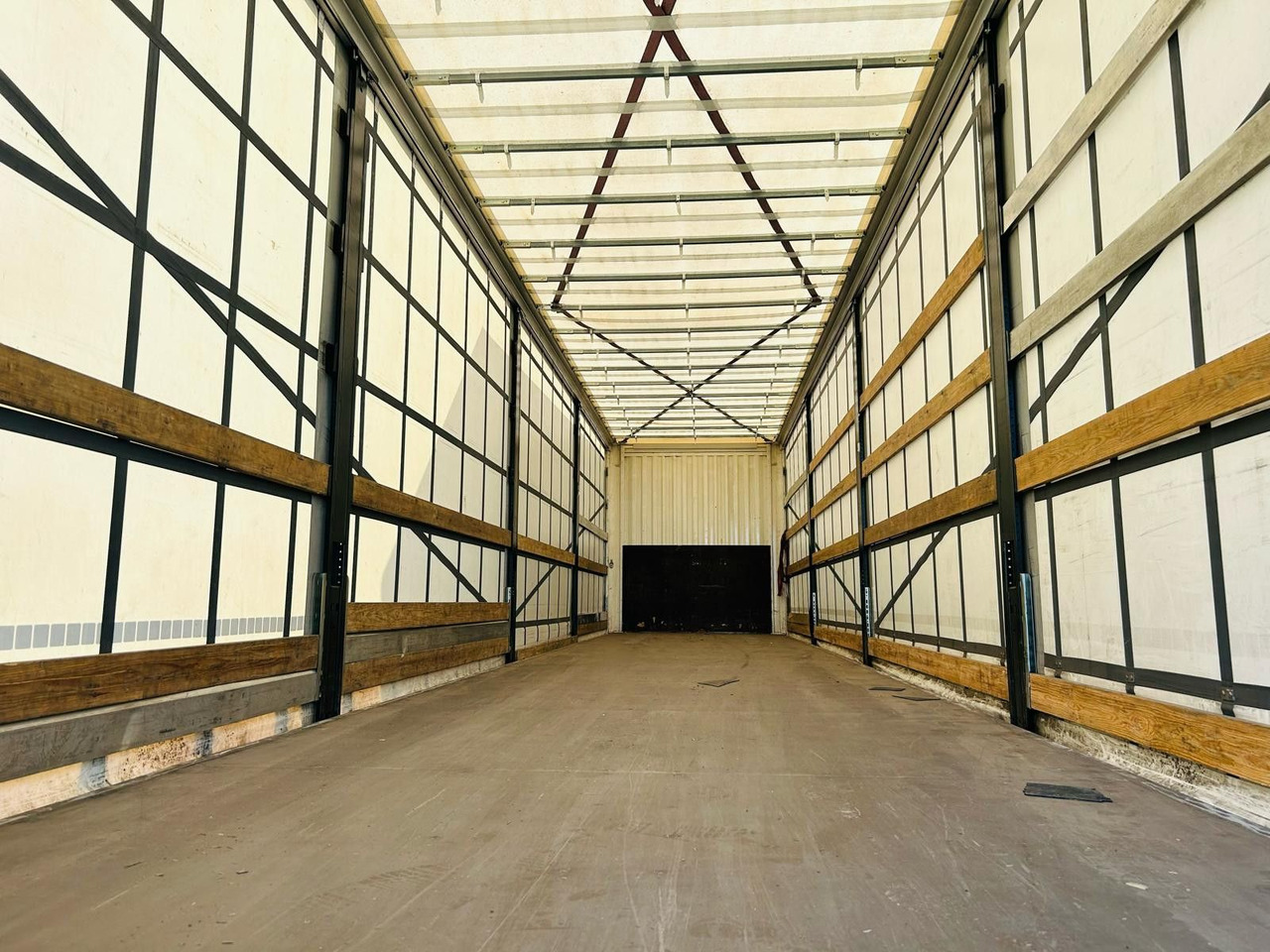 Kässbohrer Schiebeplanen Auflieger - Semi-reboque de lona: foto 5 Kässbohrer Schiebeplanen Auflieger - Semi-reboque de lona: foto 5