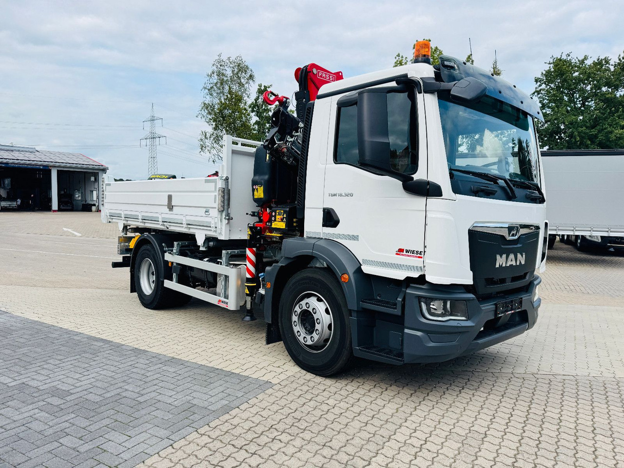 MAN 18.320 4x2 mit Fassi Ladekran Sofort Verfügbar - Camião basculante, Camião grua: foto 2 MAN 18.320 4x2 mit Fassi Ladekran Sofort Verfügbar - Camião basculante, Camião grua: foto 2