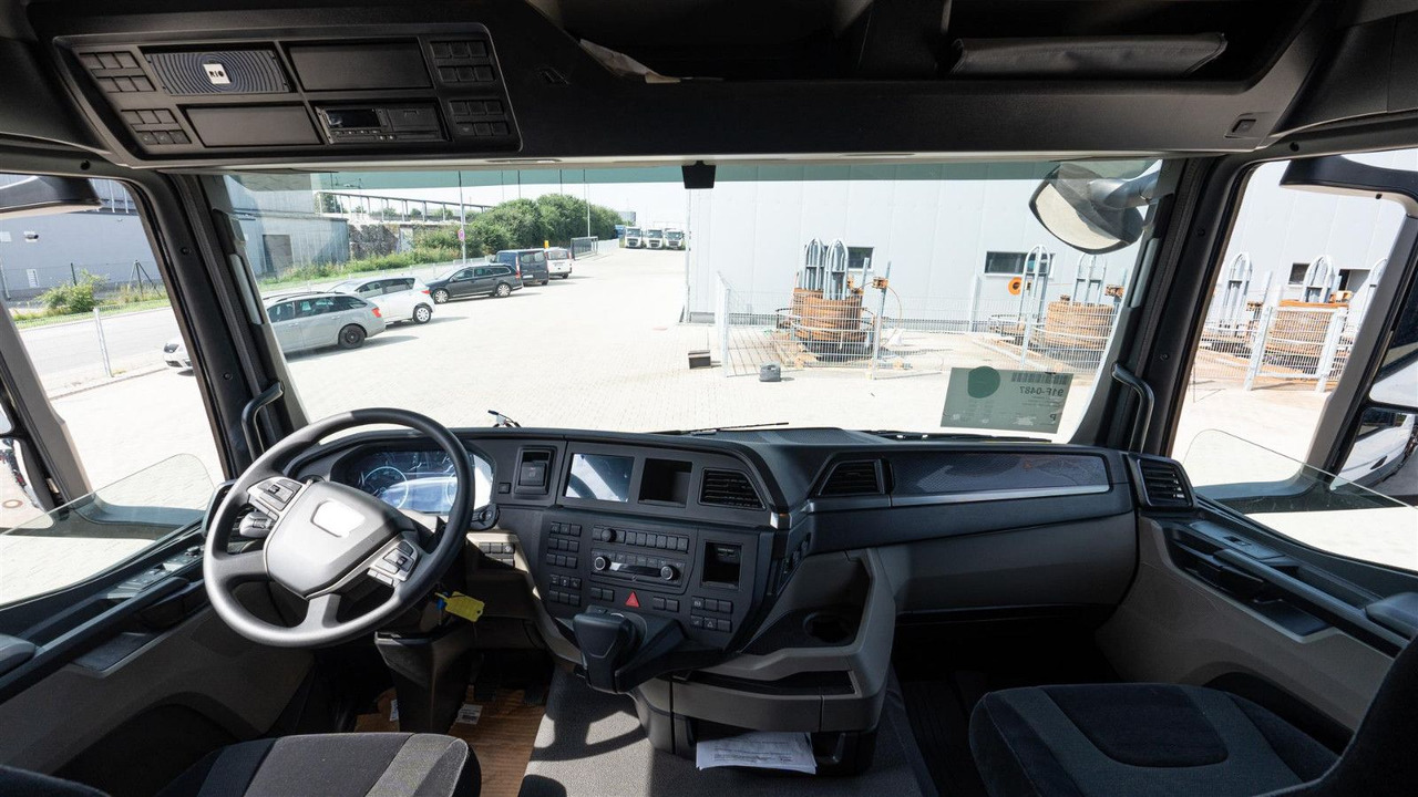 MAN 35.470 8x2 Kran F710 RA2.26 - Camião grua: foto 4 MAN 35.470 8x2 Kran F710 RA2.26 - Camião grua: foto 4