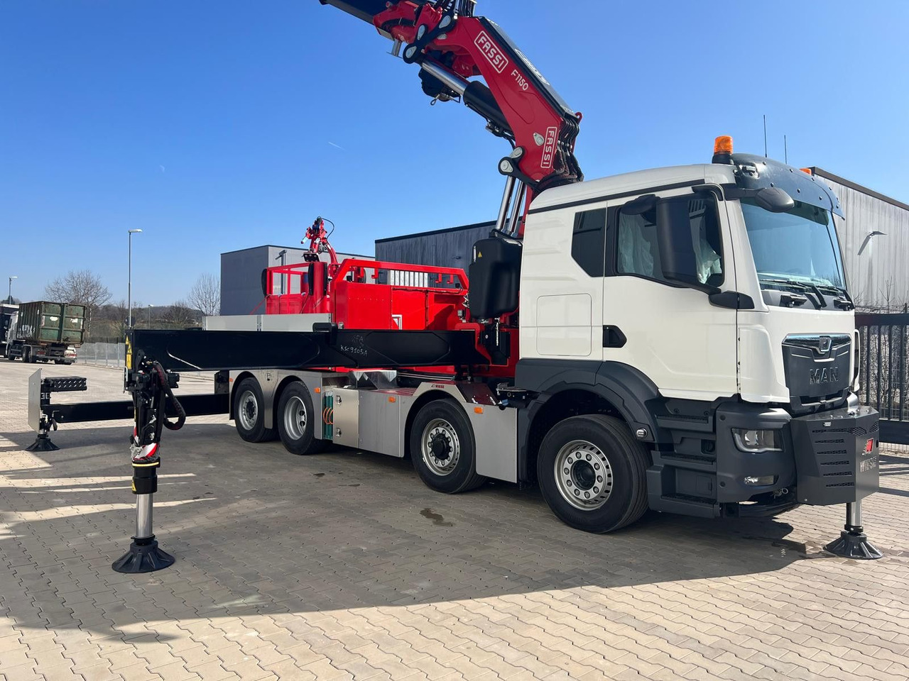 MAN 8x4 mit F1150RA.2.28 L616 Winde, 2.per. Korb - Camião de caixa aberta/ Plataforma, Camião grua: foto 1 MAN 8x4 mit F1150RA.2.28 L616 Winde, 2.per. Korb - Camião de caixa aberta/ Plataforma, Camião grua: foto 1