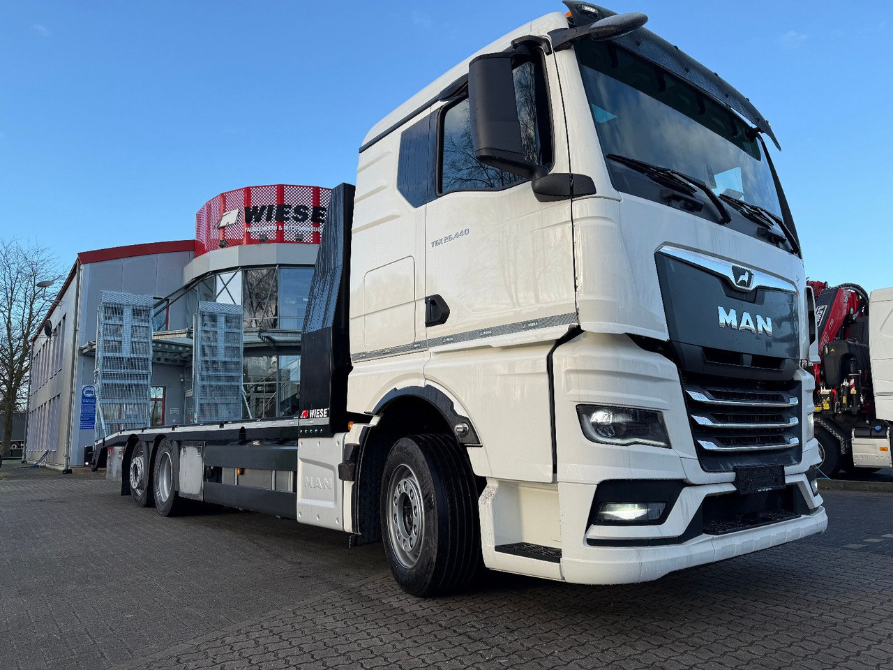 MAN Baumaschinen- Arbeitsbühnentransporter Rampen - Camião de caixa aberta/ Plataforma: foto 2 MAN Baumaschinen- Arbeitsbühnentransporter Rampen - Camião de caixa aberta/ Plataforma: foto 2