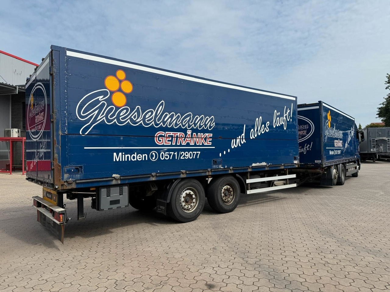 MAN TGA Schwenkwand-Getränkeaufbau incl. Anhänger - Camião transporte de bebidas: foto 3 MAN TGA Schwenkwand-Getränkeaufbau incl. Anhänger - Camião transporte de bebidas: foto 3