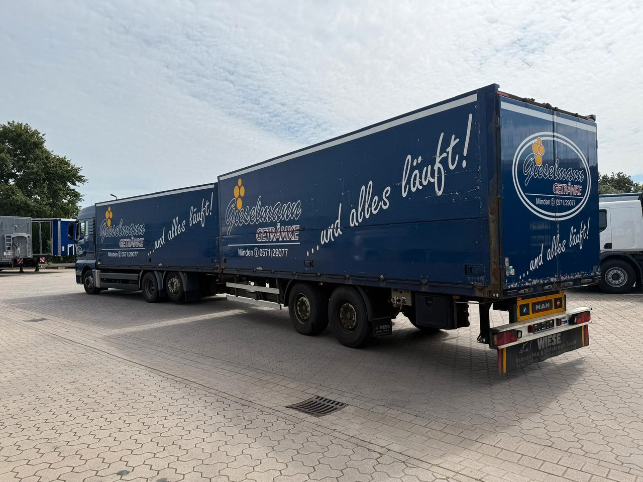 MAN TGA Schwenkwand-Getränkeaufbau incl. Anhänger - Camião transporte de bebidas: foto 4 MAN TGA Schwenkwand-Getränkeaufbau incl. Anhänger - Camião transporte de bebidas: foto 4