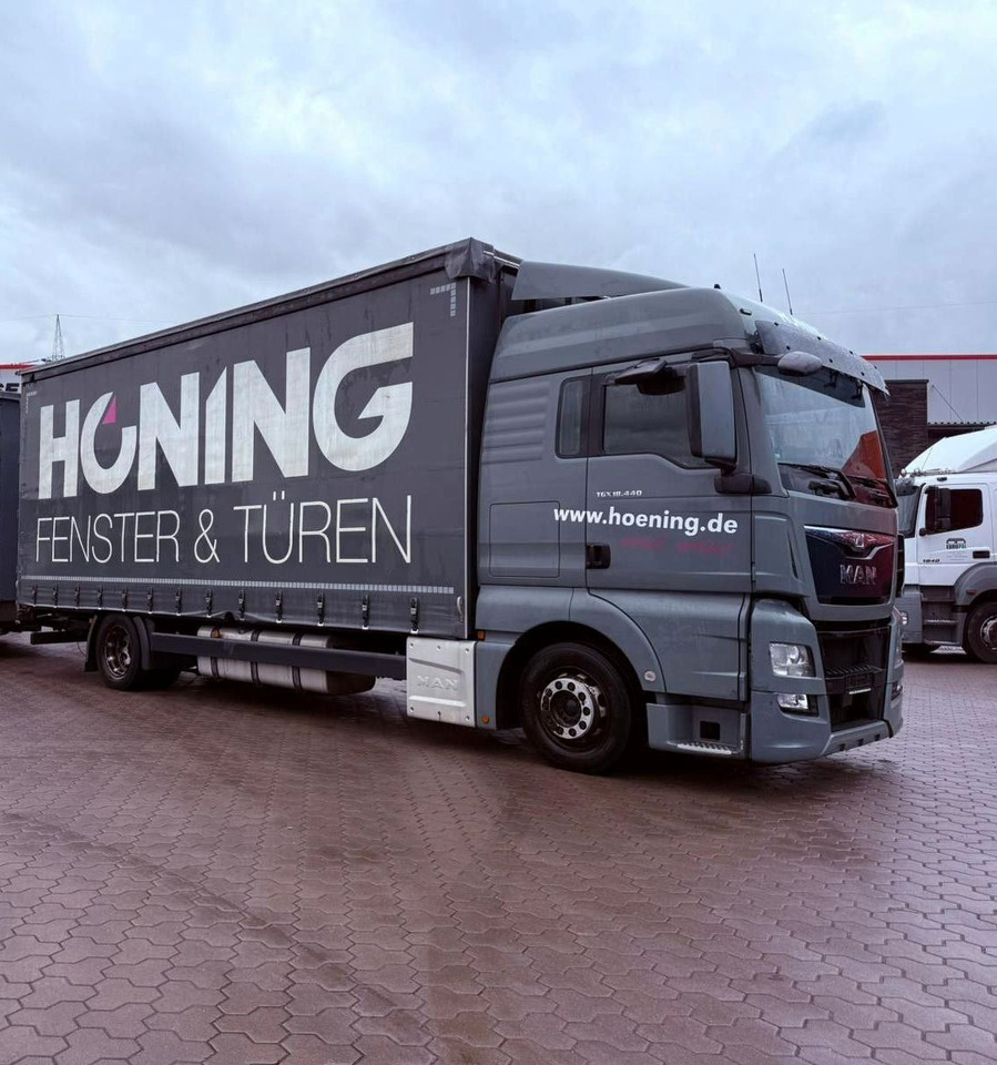 MAN TGX 18.440 LL Volumen LKW mit Staplerhalterung MAN TGX 18.440 LL Volumen LKW mit Staplerhalterung - Camião de lona: foto 1 MAN TGX 18.440 LL Volumen LKW mit Staplerhalterung MAN TGX 18.440 LL Volumen LKW mit Staplerhalterung - Camião de lona: foto 1