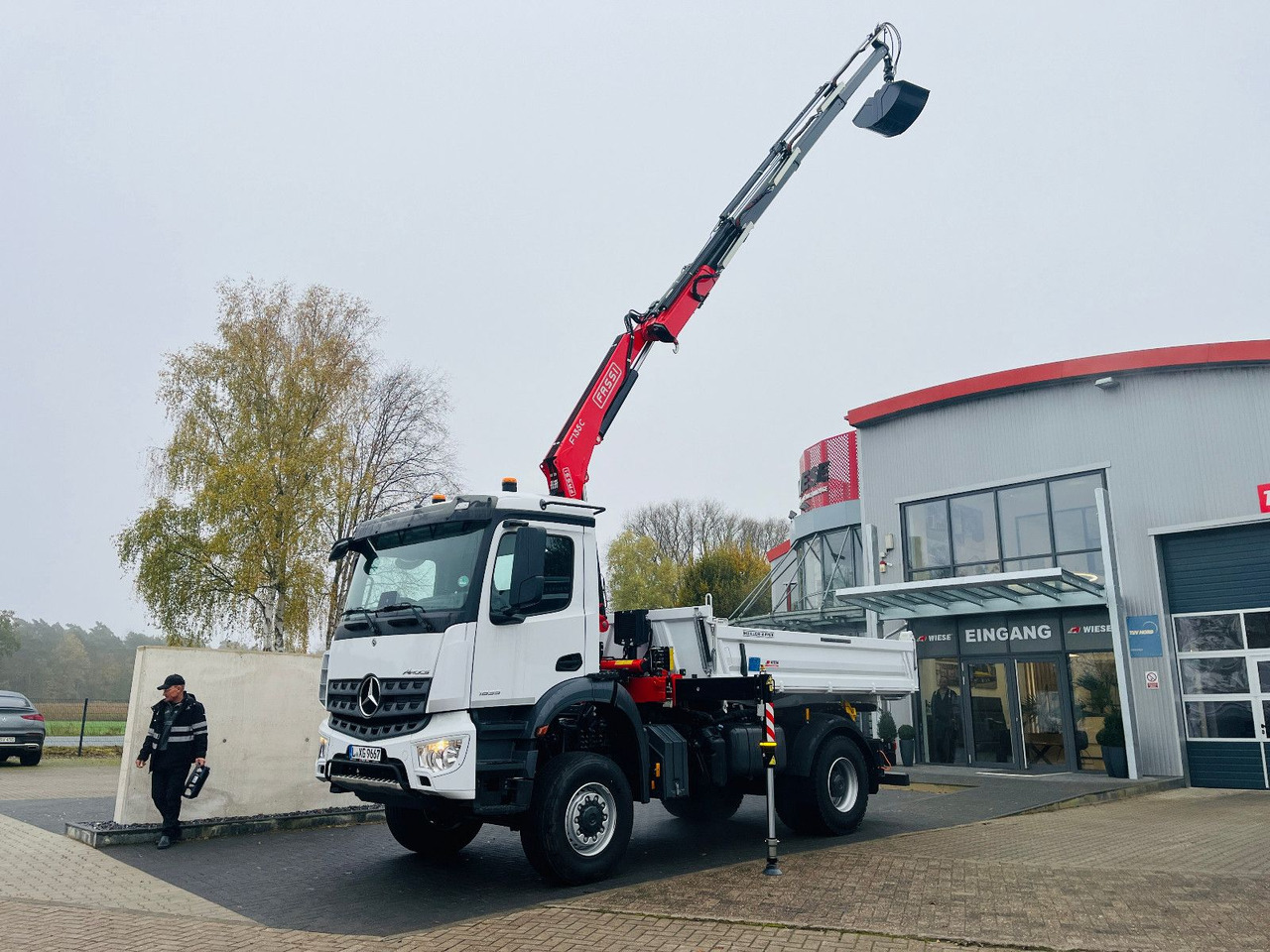 Camião basculante, Camião grua Mercedes-Benz Arocs 1835  4x4 Meiller Fassi F135 Kran Kipper: foto 11