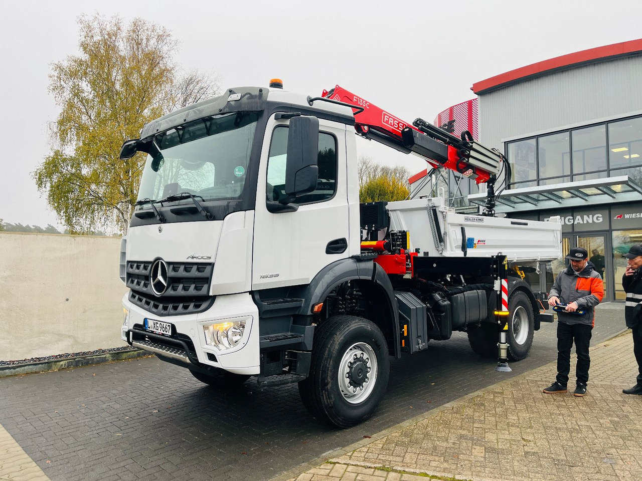 Mercedes-Benz Arocs 1835 4x4 Meiller Fassi F135 Kran Kipper - Camião basculante, Camião grua: foto 1 Mercedes-Benz Arocs 1835 4x4 Meiller Fassi F135 Kran Kipper - Camião basculante, Camião grua: foto 1