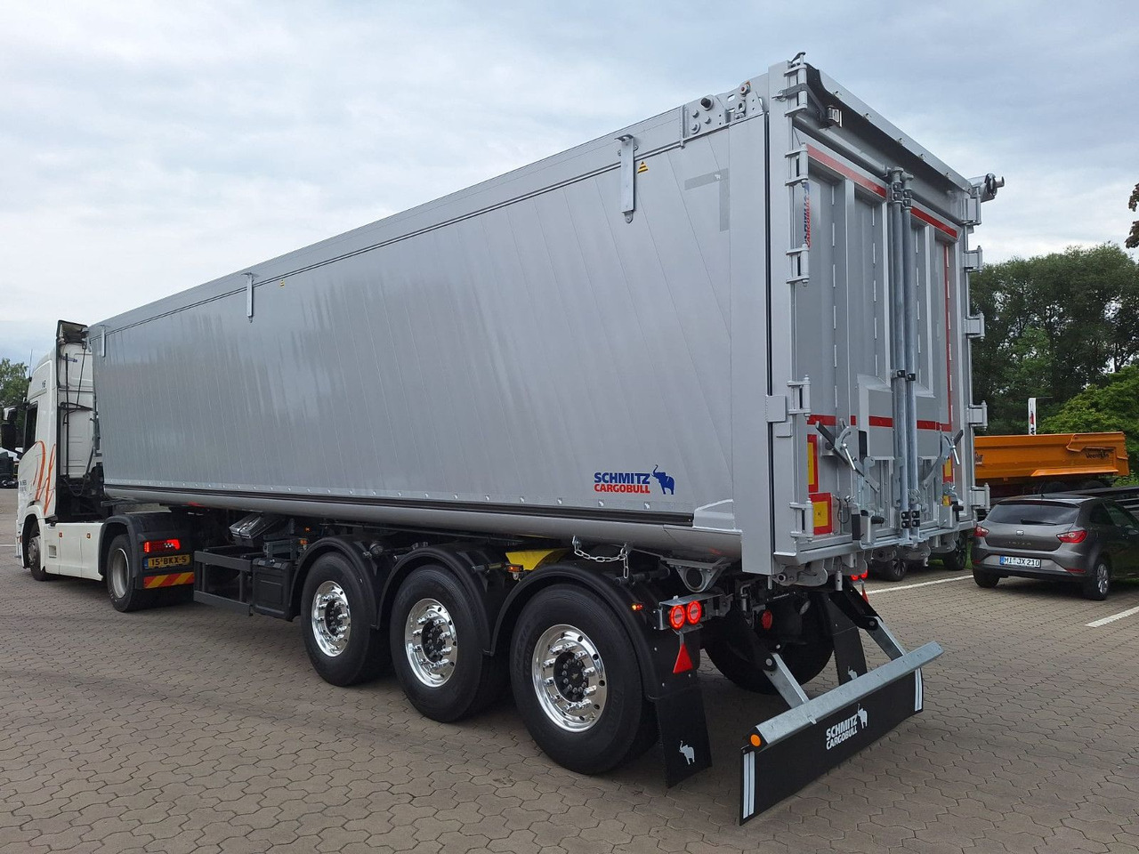 Schmitz Cargobull Kipper 52m³ mit gekröpftem Chassis - Semi-reboque basculante: foto 1 Schmitz Cargobull Kipper 52m³ mit gekröpftem Chassis - Semi-reboque basculante: foto 1