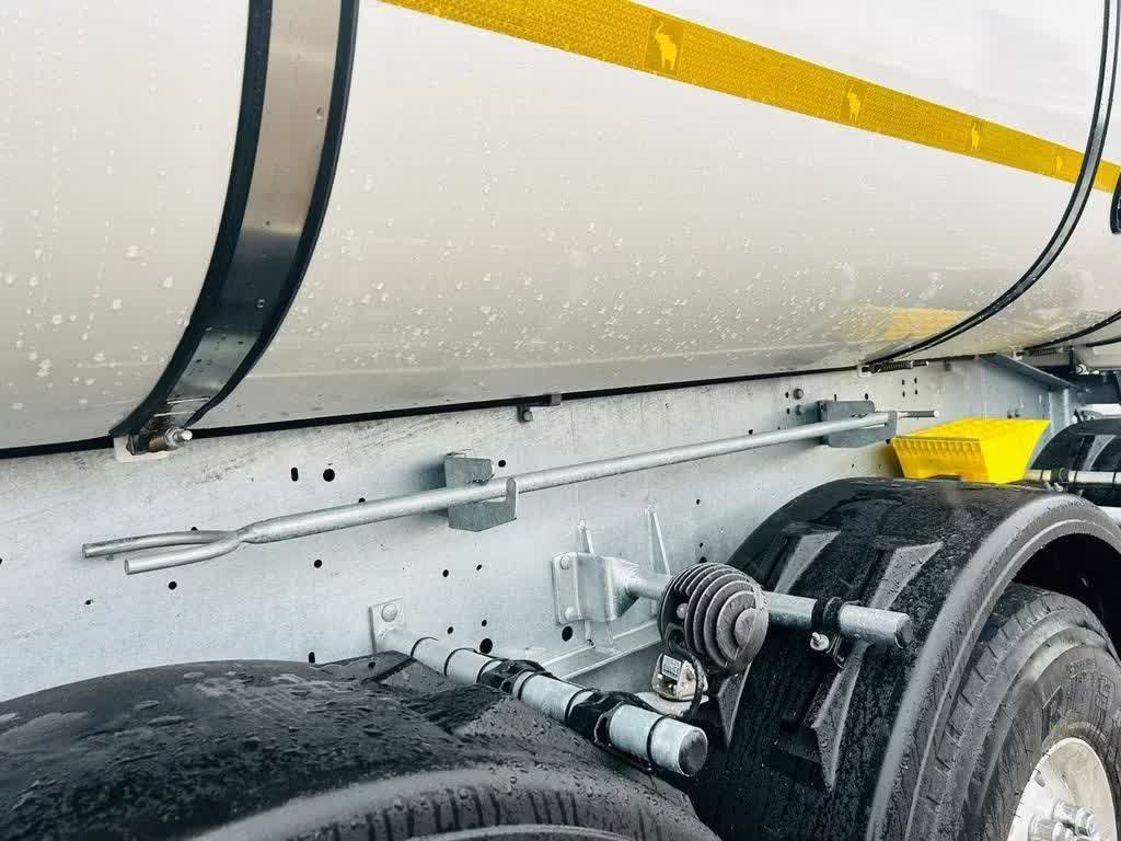 Schmitz Cargobull Thermomulde 24m³ isoliert elektrisches Verdeck - Semi-reboque basculante: foto 4 Schmitz Cargobull Thermomulde 24m³ isoliert elektrisches Verdeck - Semi-reboque basculante: foto 4