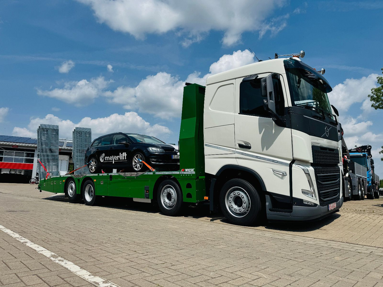 Volvo Arbeitsbühnen Baumaschinentransporter mit Rampen - Camião transporte de veículos: foto 1 Volvo Arbeitsbühnen Baumaschinentransporter mit Rampen - Camião transporte de veículos: foto 1