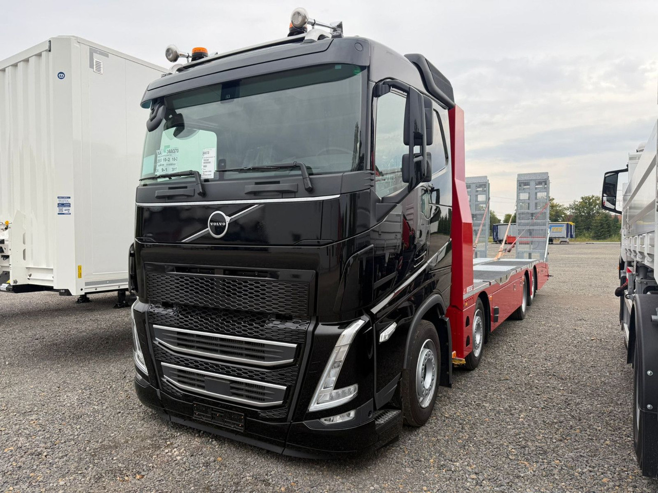 Volvo Arbeitsbühnen Baumaschinentransporter mit Rampen - Caminhão reboque: foto 2 Volvo Arbeitsbühnen Baumaschinentransporter mit Rampen - Caminhão reboque: foto 2