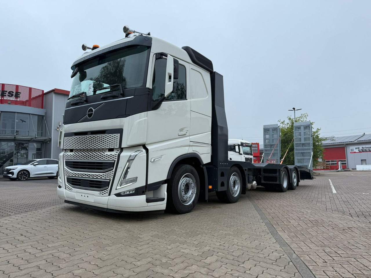 Volvo Arbeitsbühnen Baumaschinentransporter mit Rampen - Camião transporte de veículos: foto 4 Volvo Arbeitsbühnen Baumaschinentransporter mit Rampen - Camião transporte de veículos: foto 4