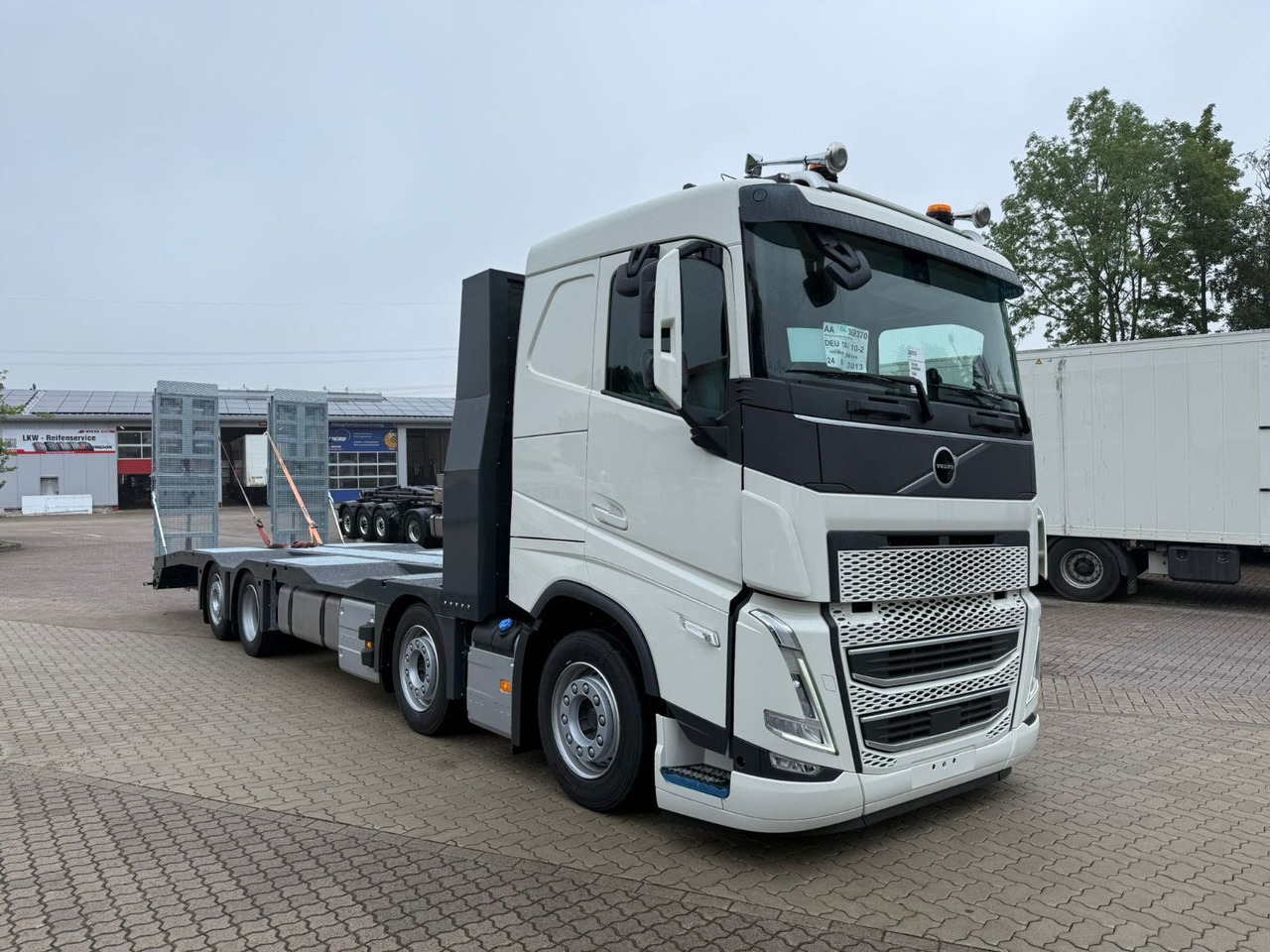 Volvo Arbeitsbühnen Baumaschinentransporter mit Rampen - Camião transporte de veículos: foto 5 Volvo Arbeitsbühnen Baumaschinentransporter mit Rampen - Camião transporte de veículos: foto 5