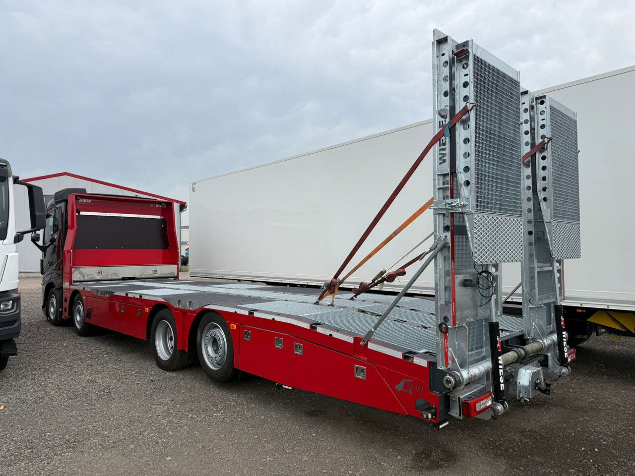 Volvo Arbeitsbühnen Baumaschinentransporter mit Rampen - Camião transporte de veículos: foto 3 Volvo Arbeitsbühnen Baumaschinentransporter mit Rampen - Camião transporte de veículos: foto 3
