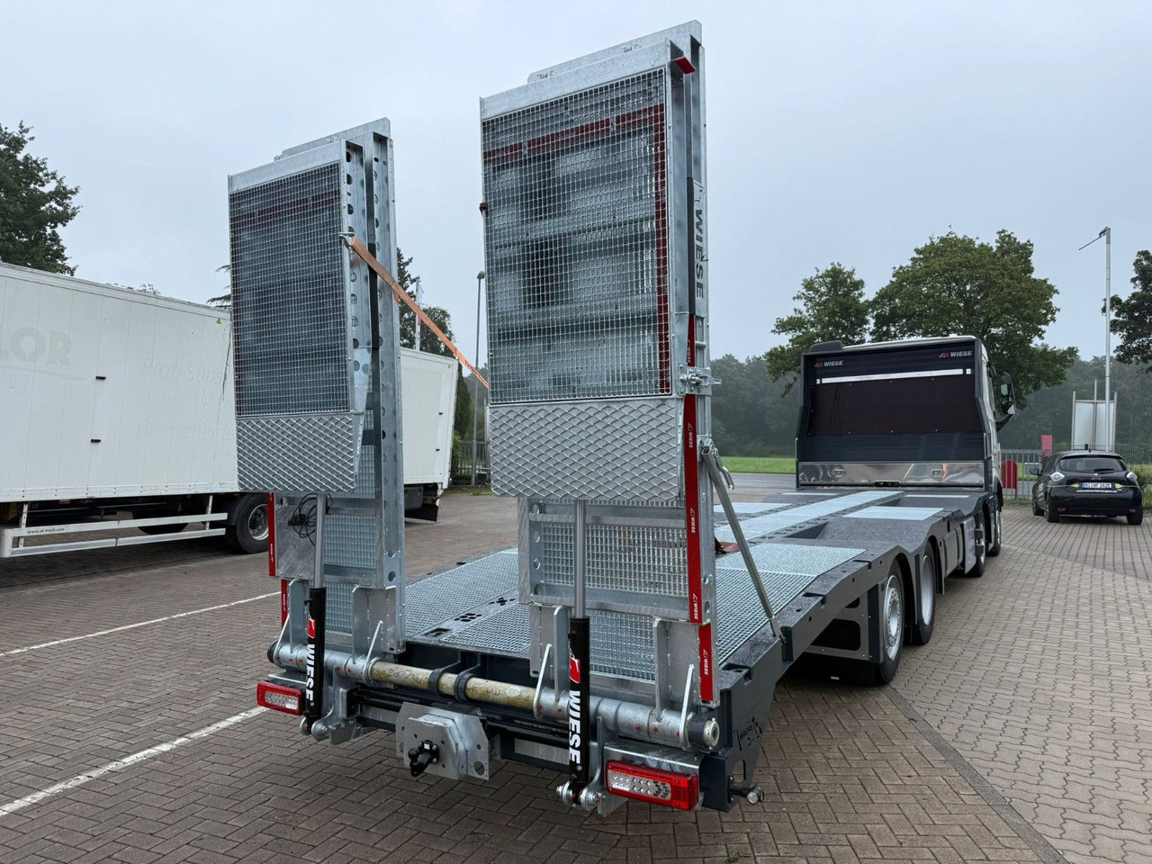 Volvo Arbeitsbühnen Baumaschinentransporter mit Rampen - Caminhão reboque: foto 5 Volvo Arbeitsbühnen Baumaschinentransporter mit Rampen - Caminhão reboque: foto 5