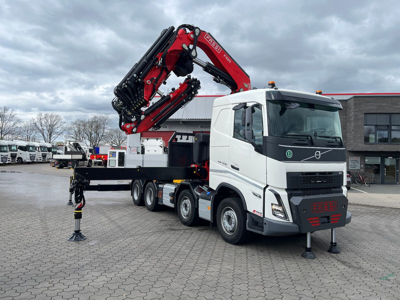 Volvo FH 500 8x4 Kran F820 RA2.27 Jib & Winde Sofort - Camião de caixa aberta/ Plataforma, Camião grua: foto 1 Volvo FH 500 8x4 Kran F820 RA2.27 Jib & Winde Sofort - Camião de caixa aberta/ Plataforma, Camião grua: foto 1