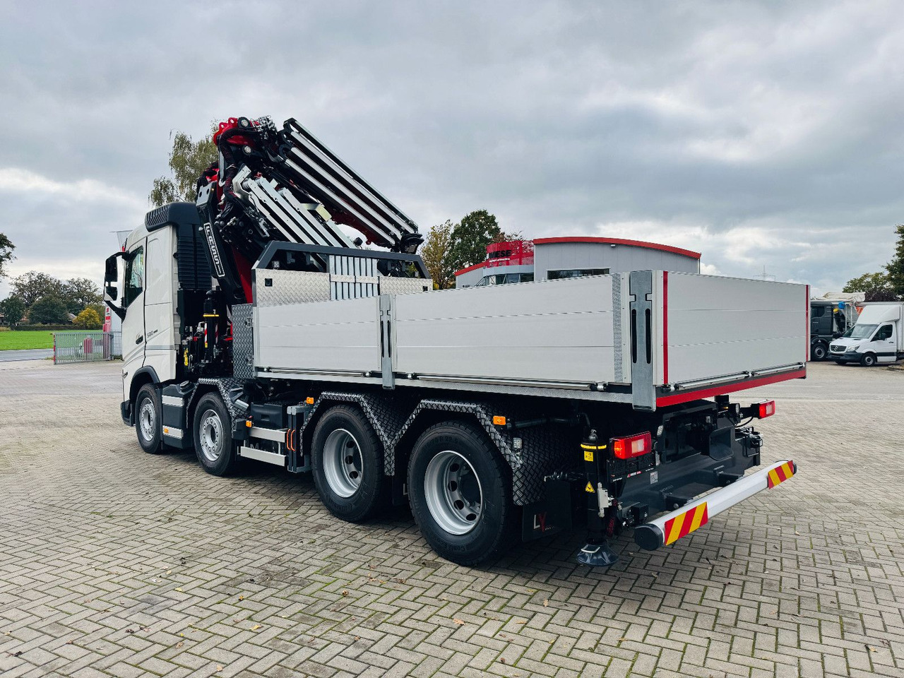 Volvo FH 500 8x4 Kran F820 RA2.27 Jib & Winde Sofort - Camião de caixa aberta/ Plataforma, Camião grua: foto 3 Volvo FH 500 8x4 Kran F820 RA2.27 Jib & Winde Sofort - Camião de caixa aberta/ Plataforma, Camião grua: foto 3