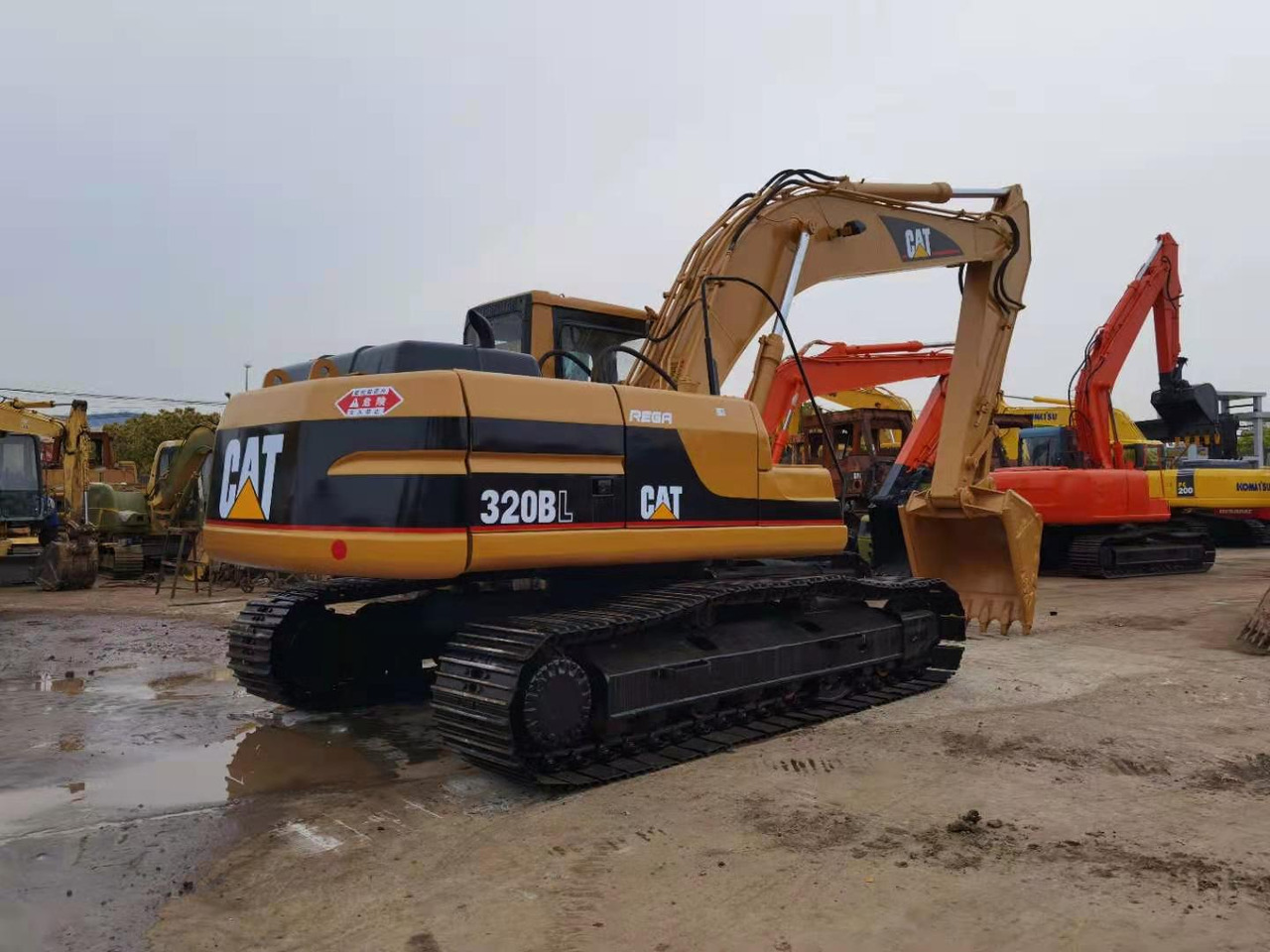 CATERPILLAR 320B - Escavadora de rastos: foto 1 CATERPILLAR 320B - Escavadora de rastos: foto 1