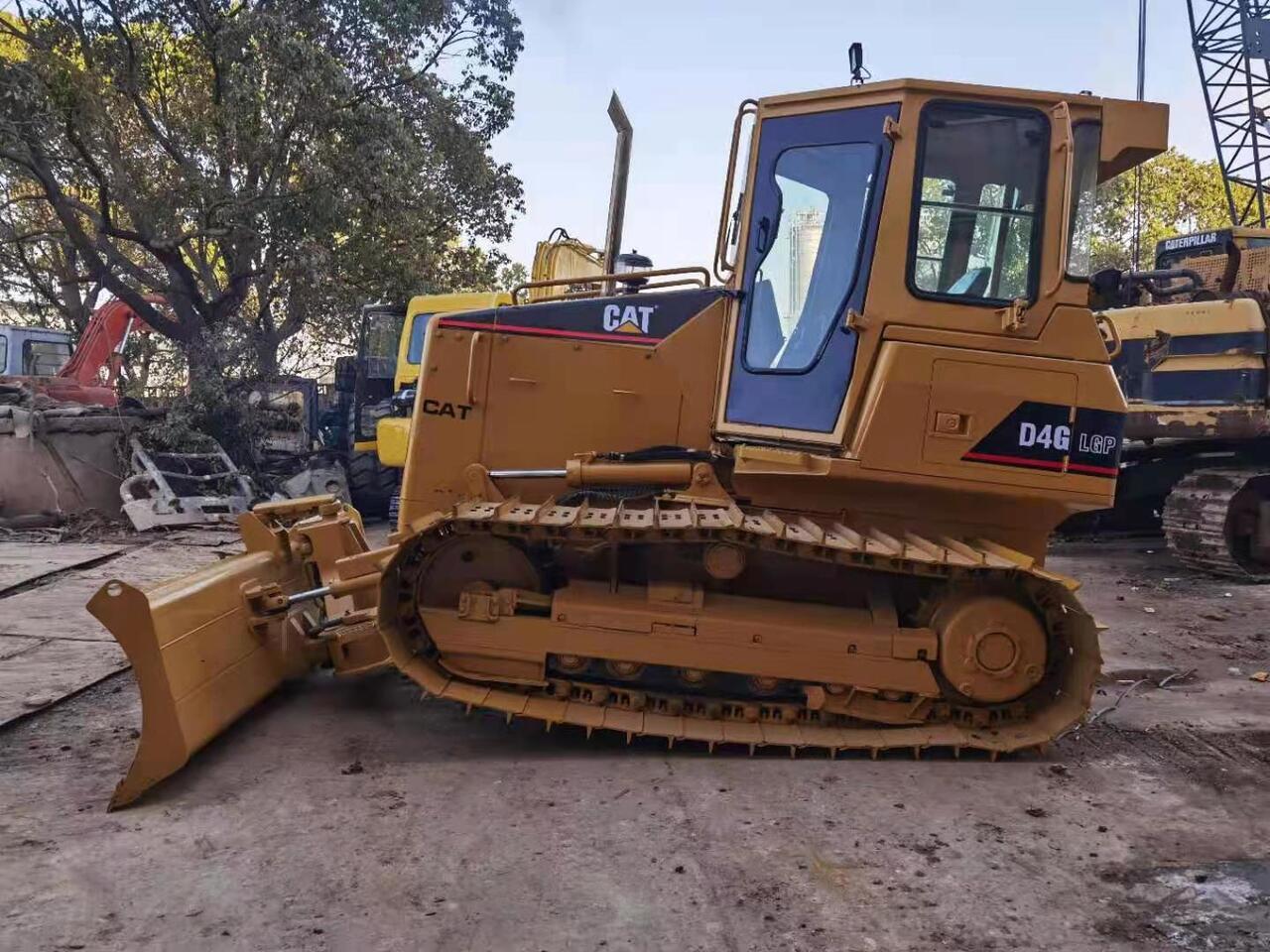 CATERPILLAR D4G - Buldôzer: foto 1 CATERPILLAR D4G - Buldôzer: foto 1