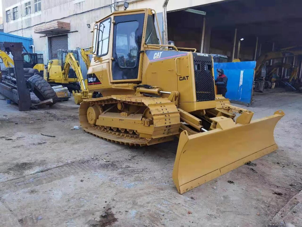 CATERPILLAR D4G - Buldôzer: foto 2 CATERPILLAR D4G - Buldôzer: foto 2