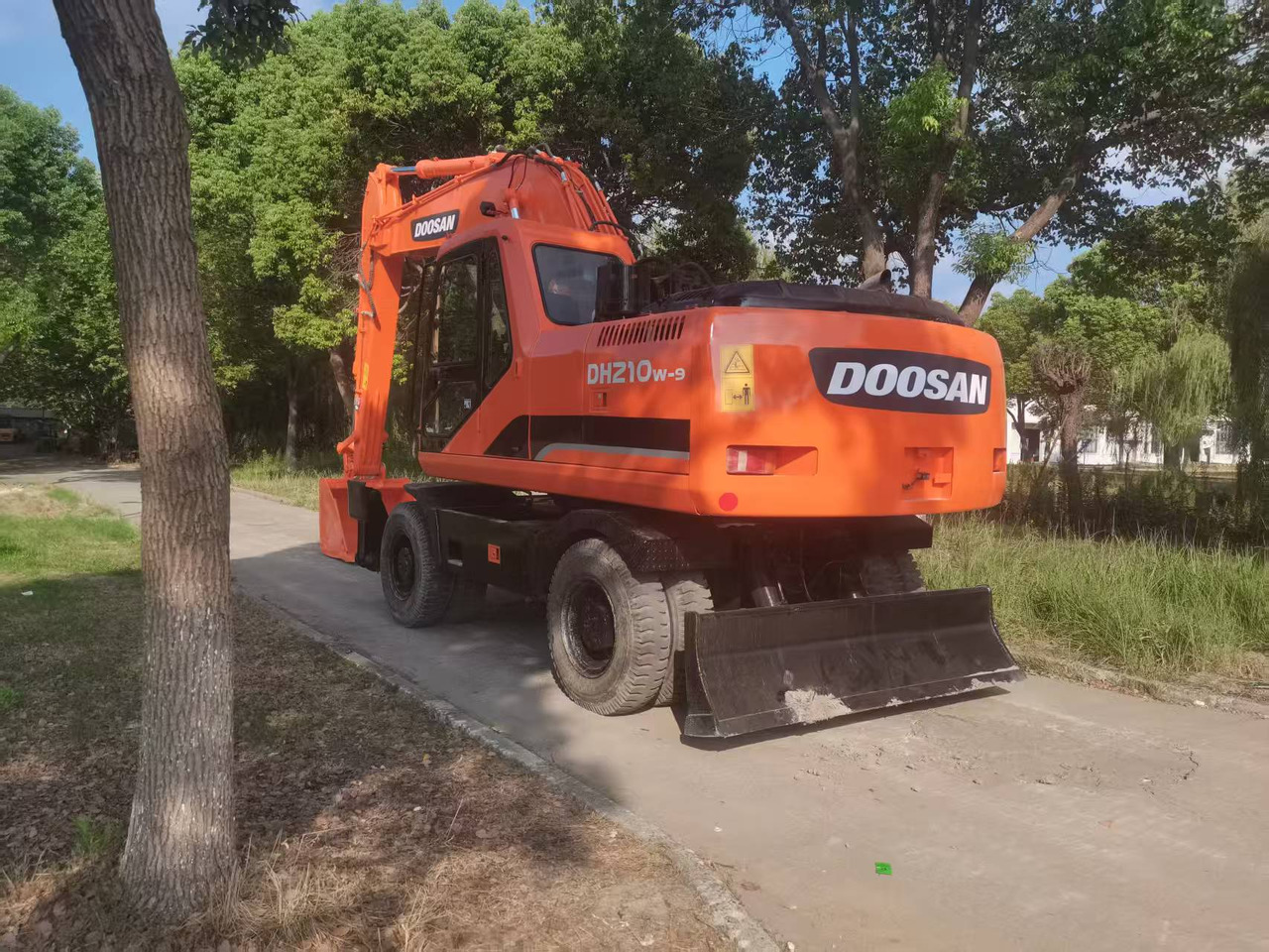 DOOSAN DH210W-9C - Escavadeira de rodas: foto 2 DOOSAN DH210W-9C - Escavadeira de rodas: foto 2