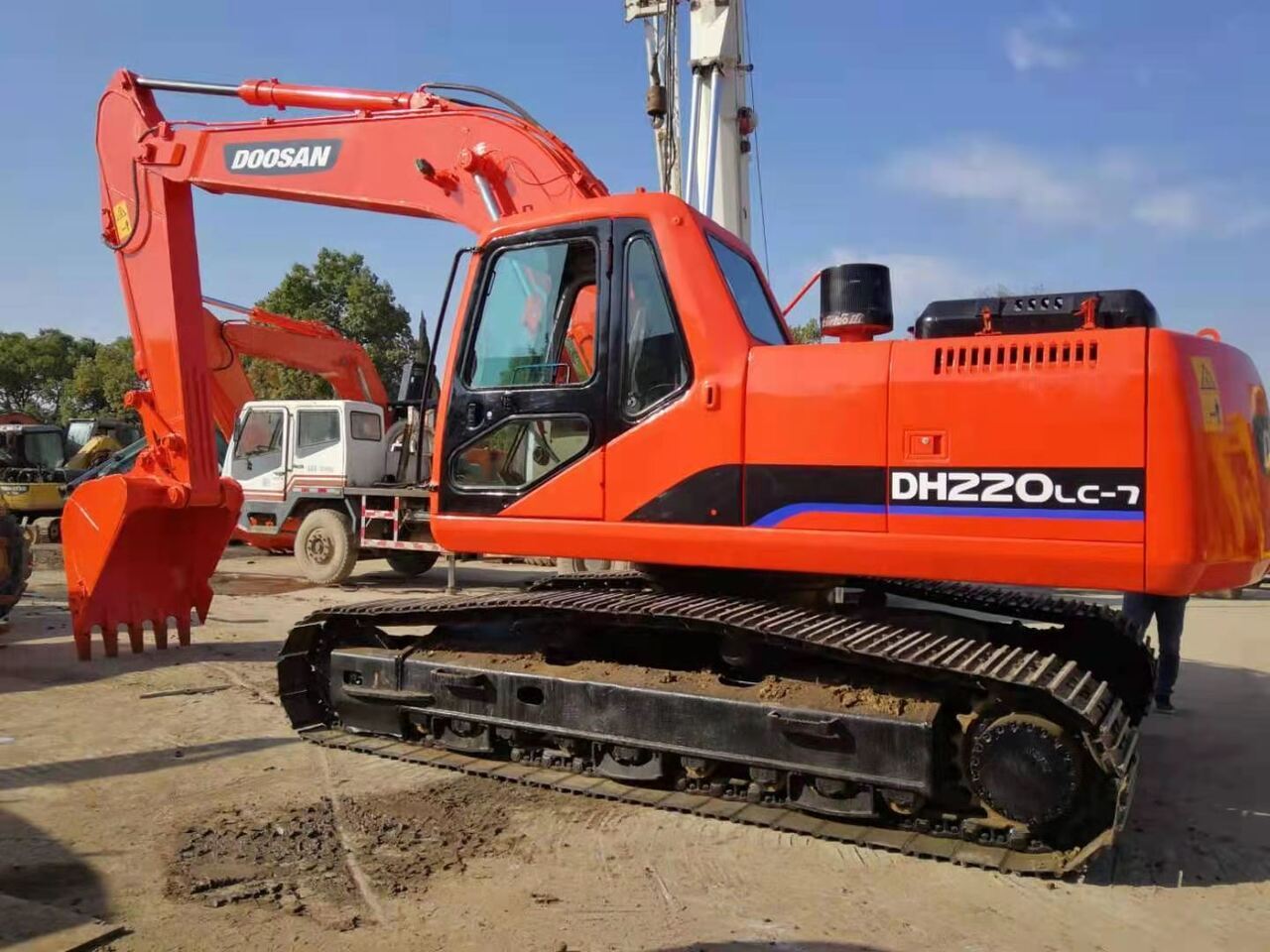 DOOSAN DH220LC - Escavadora de rastos: foto 1 DOOSAN DH220LC - Escavadora de rastos: foto 1