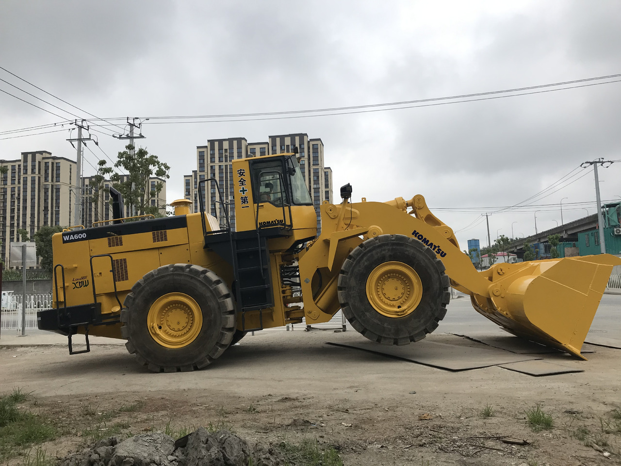 KOMATSU WA600-3 - Pá carregadora de rodas: foto 3 KOMATSU WA600-3 - Pá carregadora de rodas: foto 3