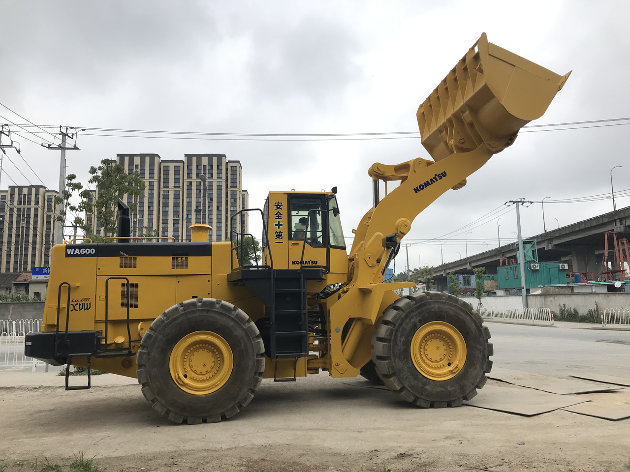 KOMATSU WA600-3 - Pá carregadora de rodas: foto 1 KOMATSU WA600-3 - Pá carregadora de rodas: foto 1