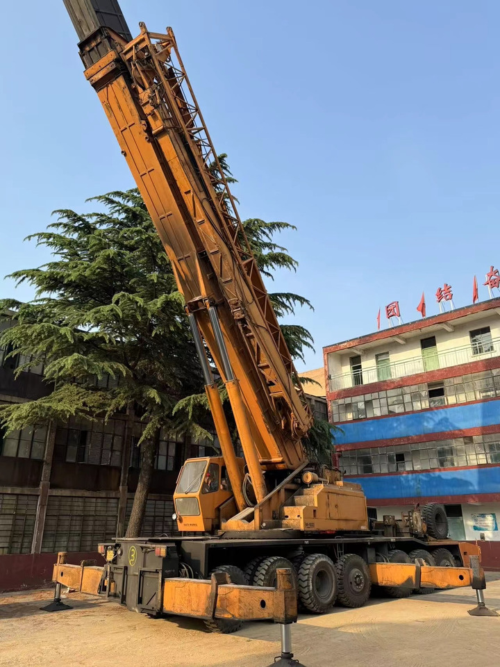 LIEBHERR - Grua móvel: foto 1 LIEBHERR - Grua móvel: foto 1