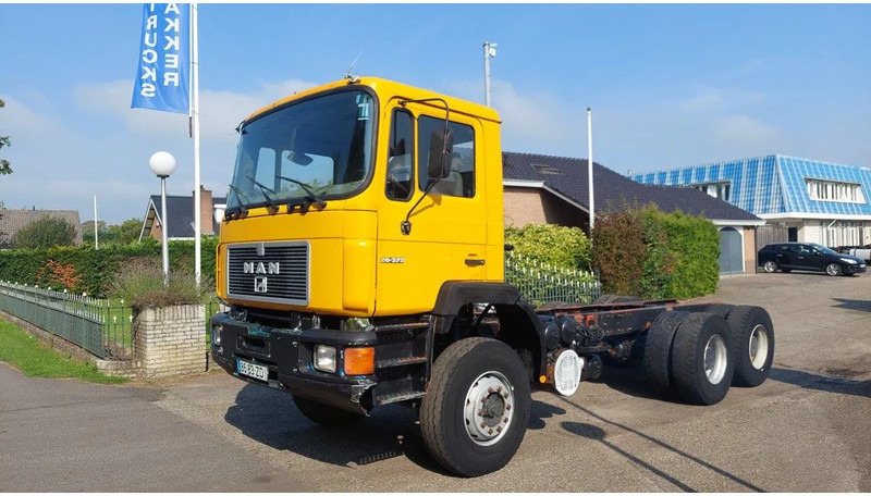 MAN 26.372 MANUAL ZF GEARBOX STEEL SUSPENSION 6X4 - Camião chassi: foto 1 MAN 26.372 MANUAL ZF GEARBOX STEEL SUSPENSION 6X4 - Camião chassi: foto 1