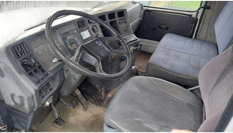Fotografia de interior 1: Camião basculante Scania T113-320 6X4 Kipper Steel Spring