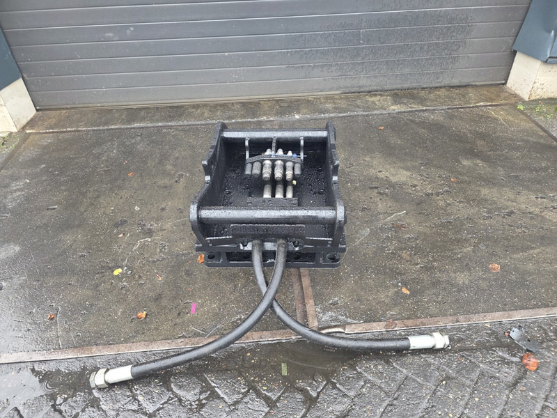 Kopplaat steelwrist oq80 oilquick 80 - Acoplamento rápido para Máquina de construção: foto 1 Kopplaat steelwrist oq80 oilquick 80 - Acoplamento rápido para Máquina de construção: foto 1