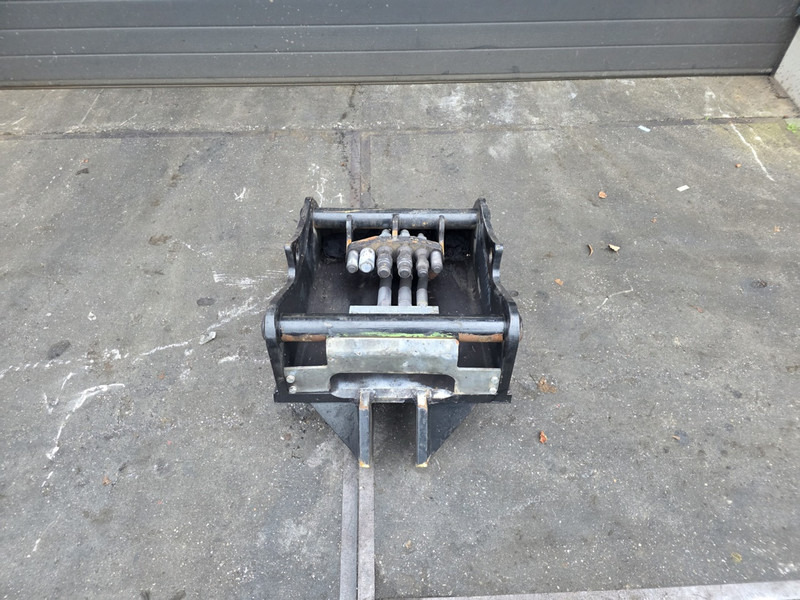 Oilquick kopplaat oq70/55 adaptor plate oilquick 70 55 steelwrist - Acoplamento rápido para Máquina de construção: foto 1 Oilquick kopplaat oq70/55 adaptor plate oilquick 70 55 steelwrist - Acoplamento rápido para Máquina de construção: foto 1