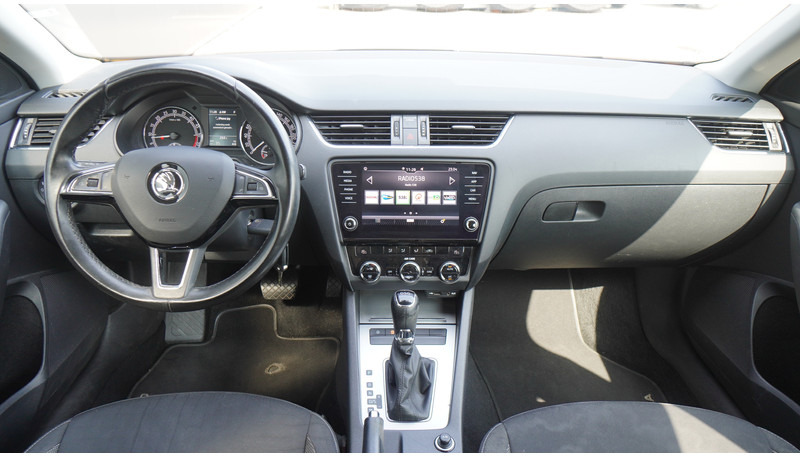 Škoda Octavia COMBI 1.6TDI DSG 85KW GREENTECH AMBITION BUSINESS - Minibus, Furgão de passageiros: foto 5 Škoda Octavia COMBI 1.6TDI DSG 85KW GREENTECH AMBITION BUSINESS - Minibus, Furgão de passageiros: foto 5