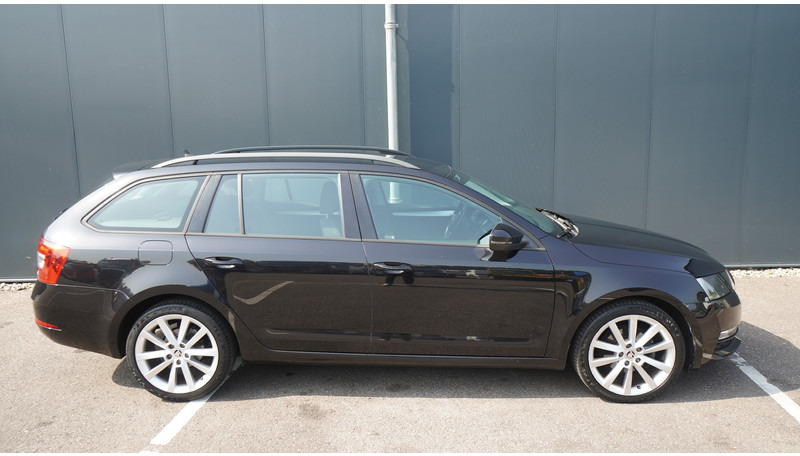 Škoda Octavia COMBI 1.6TDI DSG 85KW GREENTECH AMBITION BUSINESS - Minibus, Furgão de passageiros: foto 2 Škoda Octavia COMBI 1.6TDI DSG 85KW GREENTECH AMBITION BUSINESS - Minibus, Furgão de passageiros: foto 2
