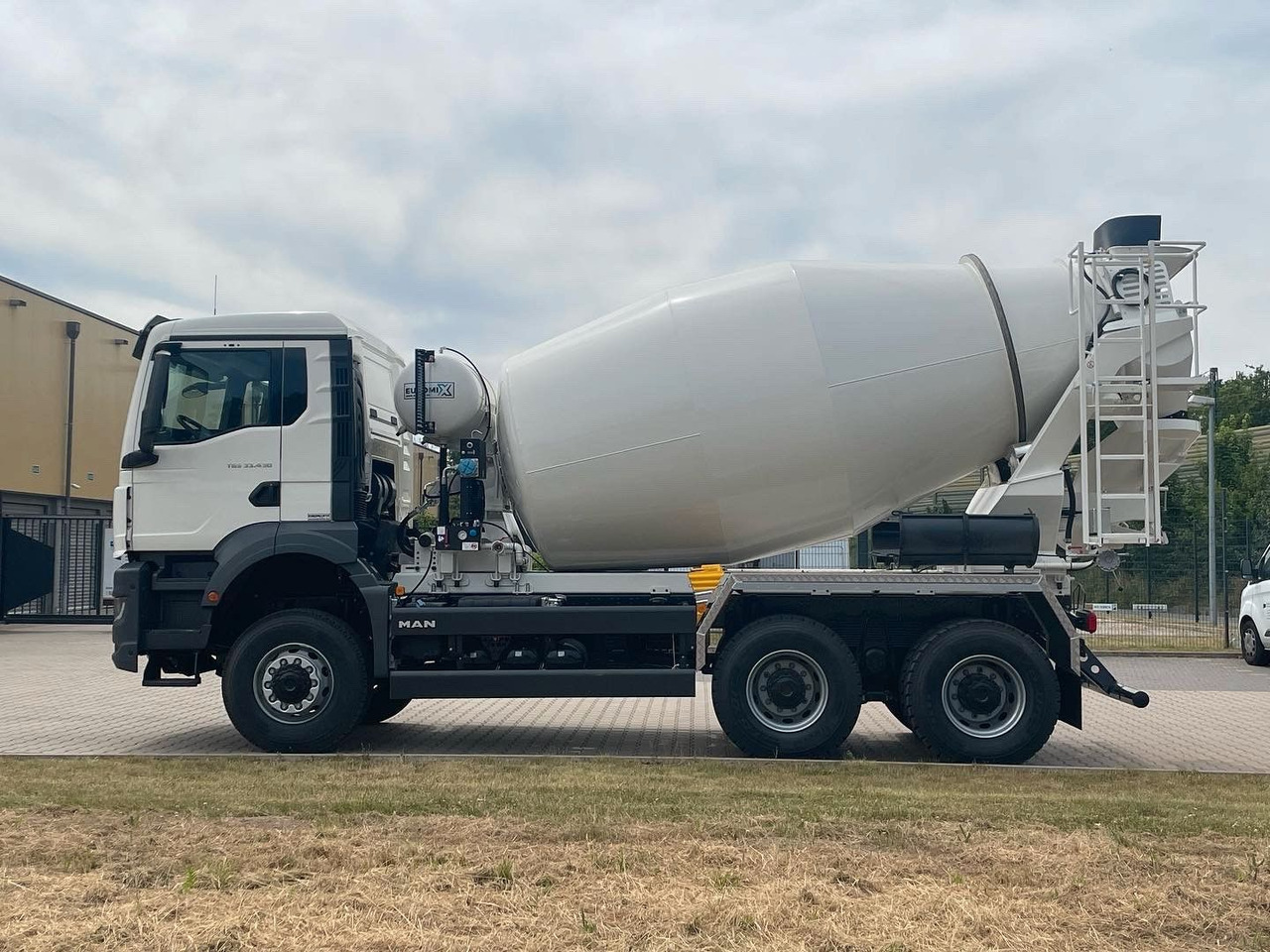 MAN TGS 33.440 6X4 / 6X6 /Euro6e EuromiX EM 8 - Camião betoneira: foto 3 MAN TGS 33.440 6X4 / 6X6 /Euro6e EuromiX EM 8 - Camião betoneira: foto 3
