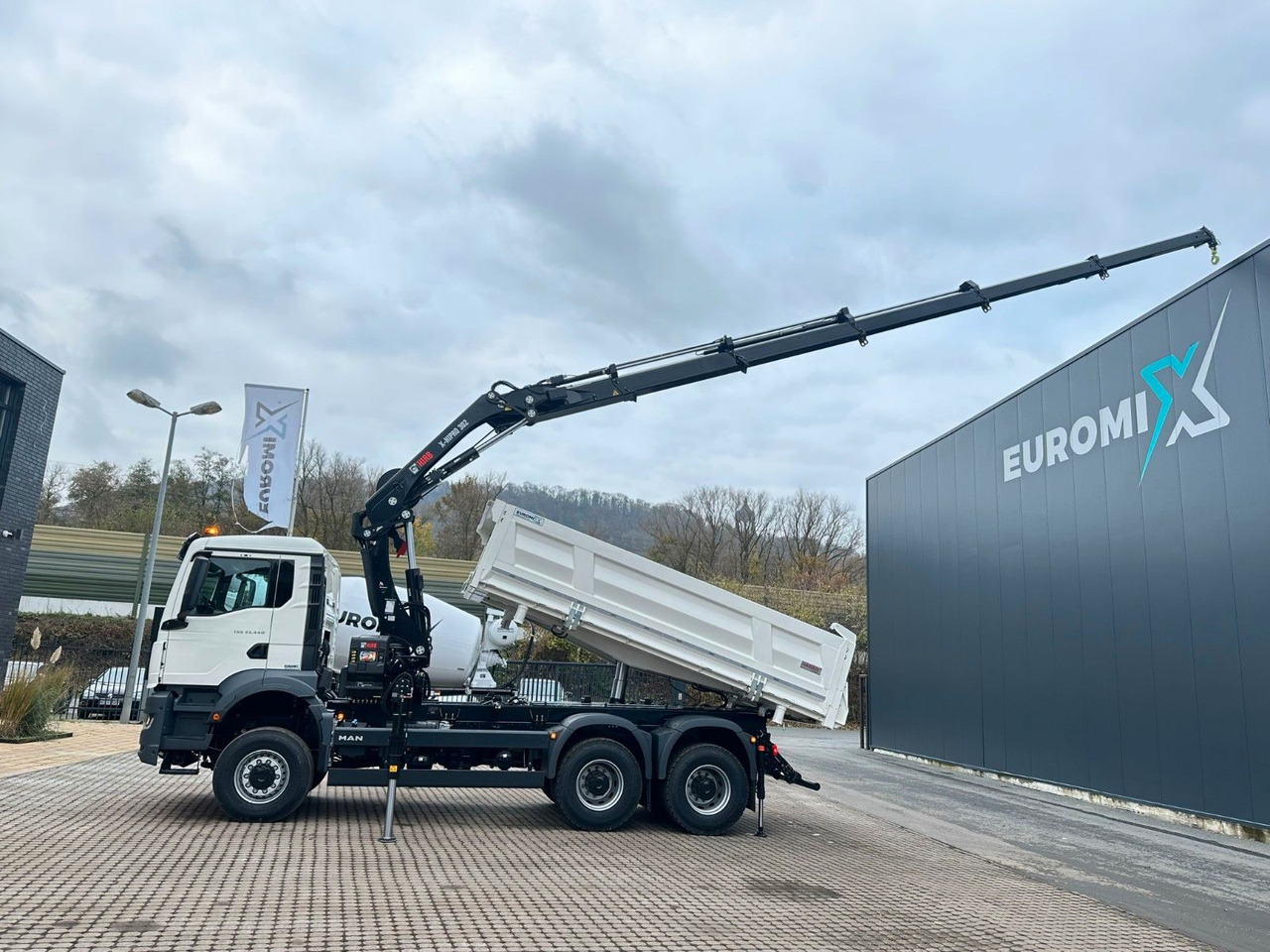 MAN TGS 33.440 6x6 /3-Seiten- Kipper / Kran HIAB 302 - Camião basculante, Camião grua: foto 1 MAN TGS 33.440 6x6 /3-Seiten- Kipper / Kran HIAB 302 - Camião basculante, Camião grua: foto 1