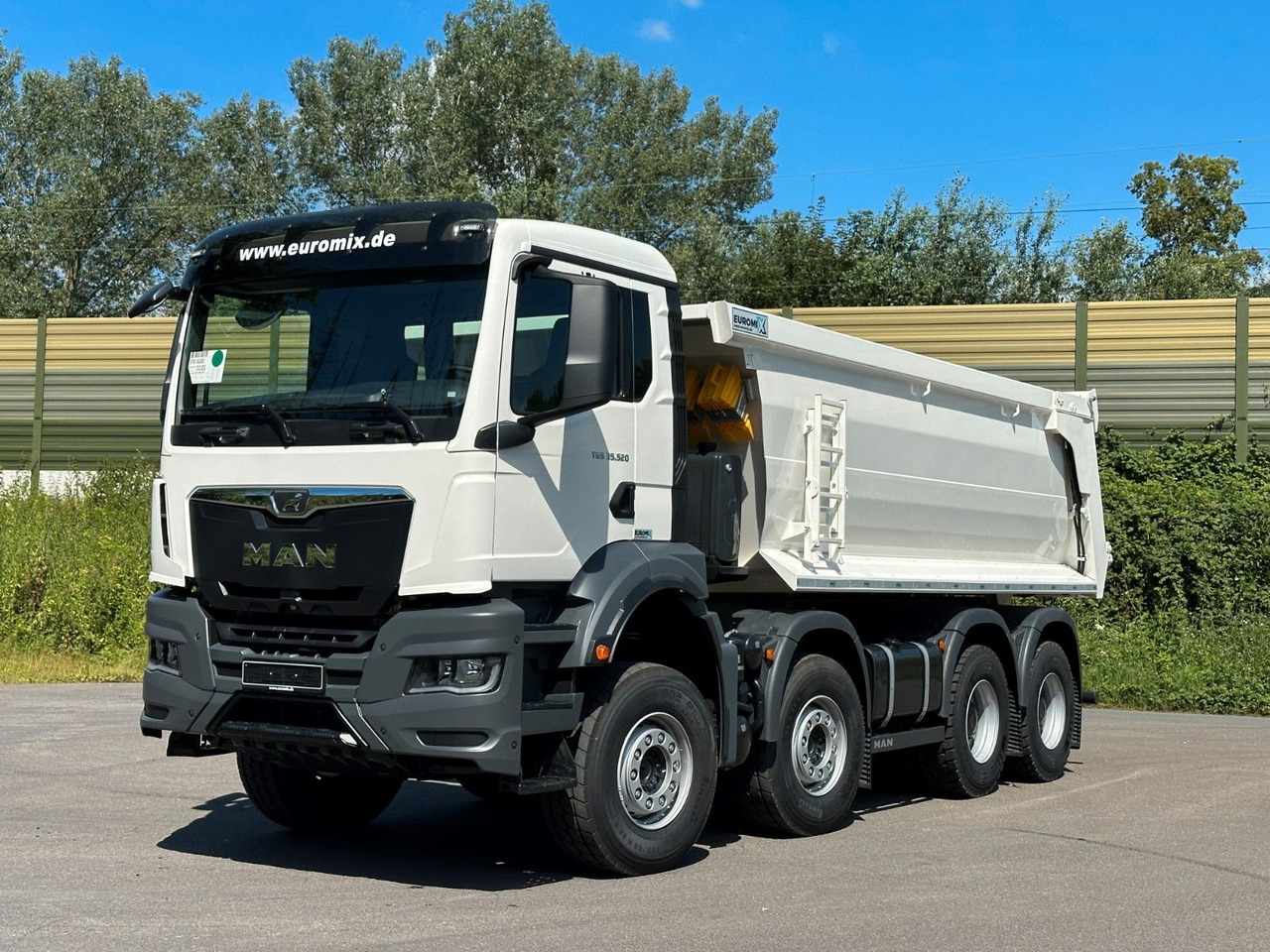 MAN TGS 37.520 8x4 EuromixMTP Mulden Kipper - Camião basculante: foto 2 MAN TGS 37.520 8x4 EuromixMTP Mulden Kipper - Camião basculante: foto 2
