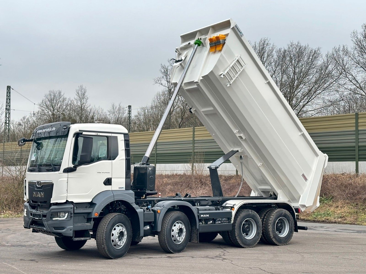 MAN TGS 41.400 8x4 / EUROMIX MTP 20m³/ EURO 5 - Camião basculante: foto 1 MAN TGS 41.400 8x4 / EUROMIX MTP 20m³/ EURO 5 - Camião basculante: foto 1