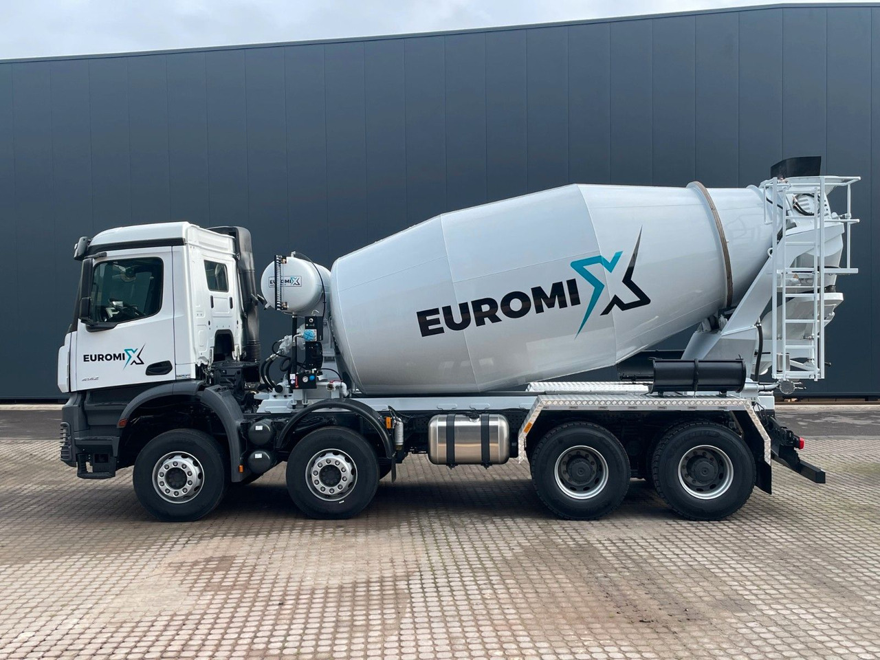 Mercedes-Benz AROCS 5 4142 B 8X4 Euro 3 EuromixMTP EM 10 - Camião betoneira: foto 2 Mercedes-Benz AROCS 5 4142 B 8X4 Euro 3 EuromixMTP EM 10 - Camião betoneira: foto 2